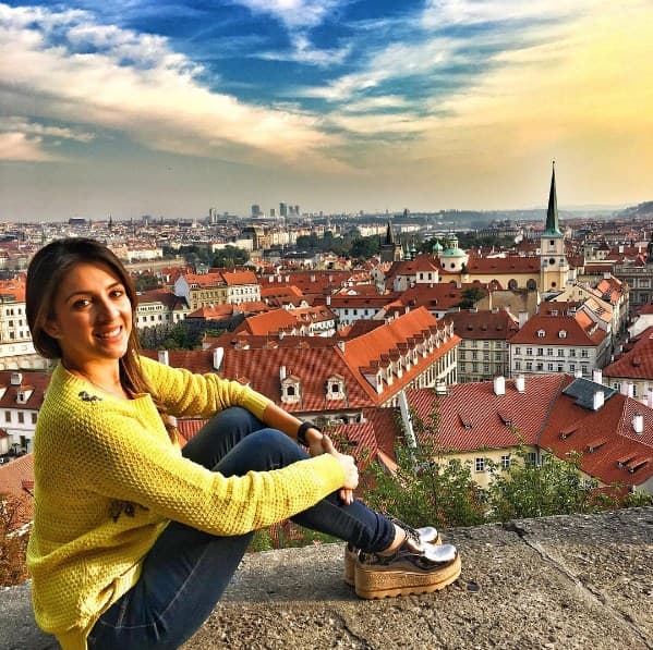 Maity disfrutando de un bello atardecer desde el Castillo de Praga.