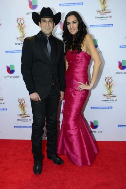 Bobby Pulido se puso sombrero y corbata para apantallar al lado de Claudia Castillo. ¡Definitivamente lo lograron!