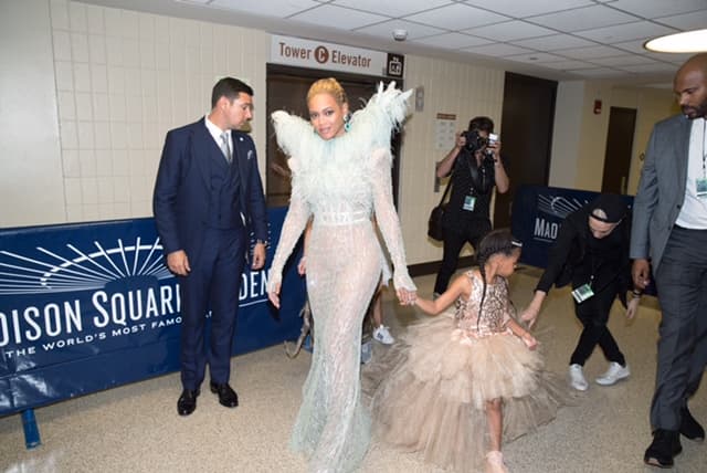 La pequeña Blue Ivy lució además una tiara y dos largas trenzas.