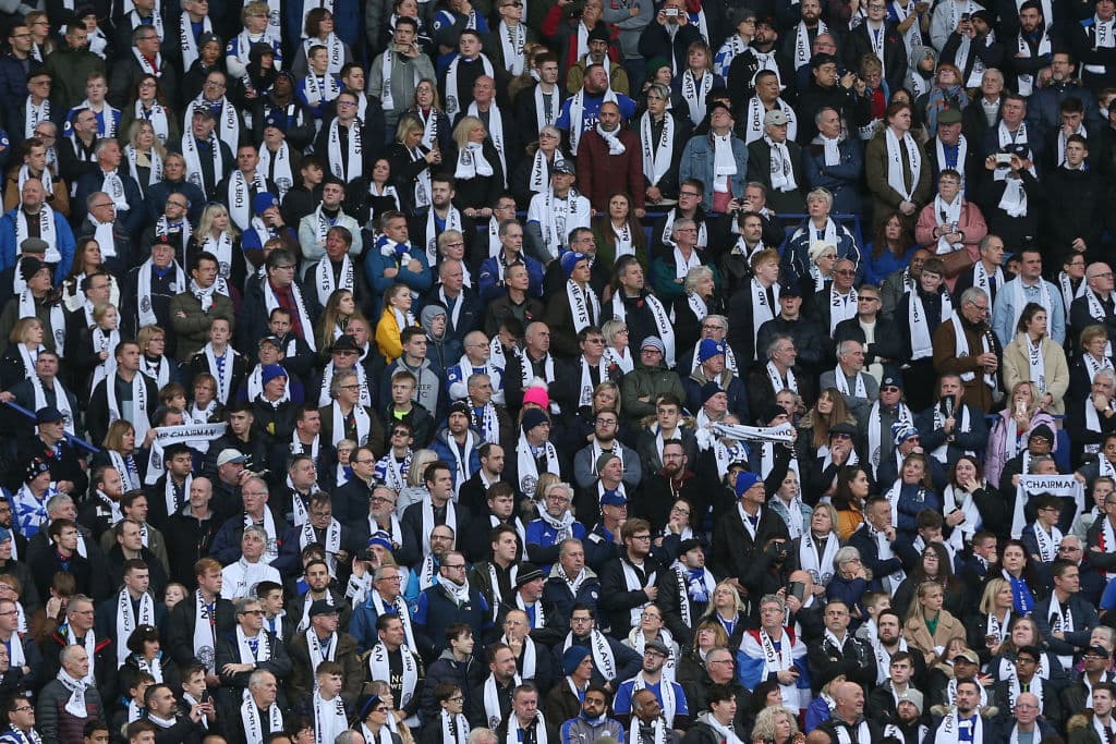 Todos fanáticos portaron las bufandas para recordar a Vichai Srivaddhanaprabha y los fallecidos en el accidente de helicóptero.