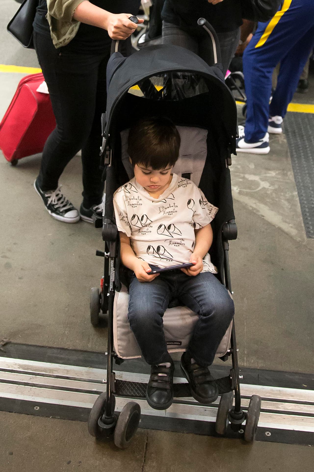 Milan está creciendo a pasos agigantados. Ya pronto no cabe más en ese cochecito.