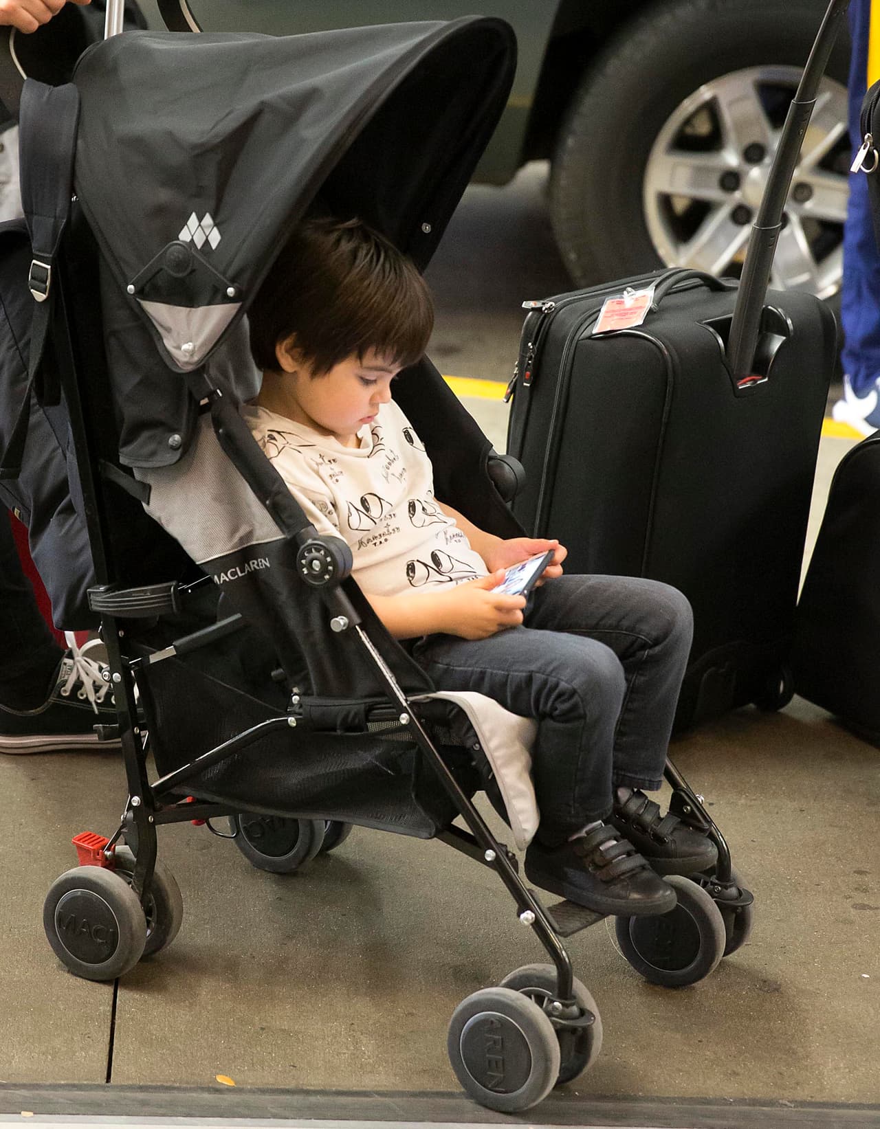 Milan se veía muy entretenido con su juego, ¿o habrá sido su iPhone con películas?