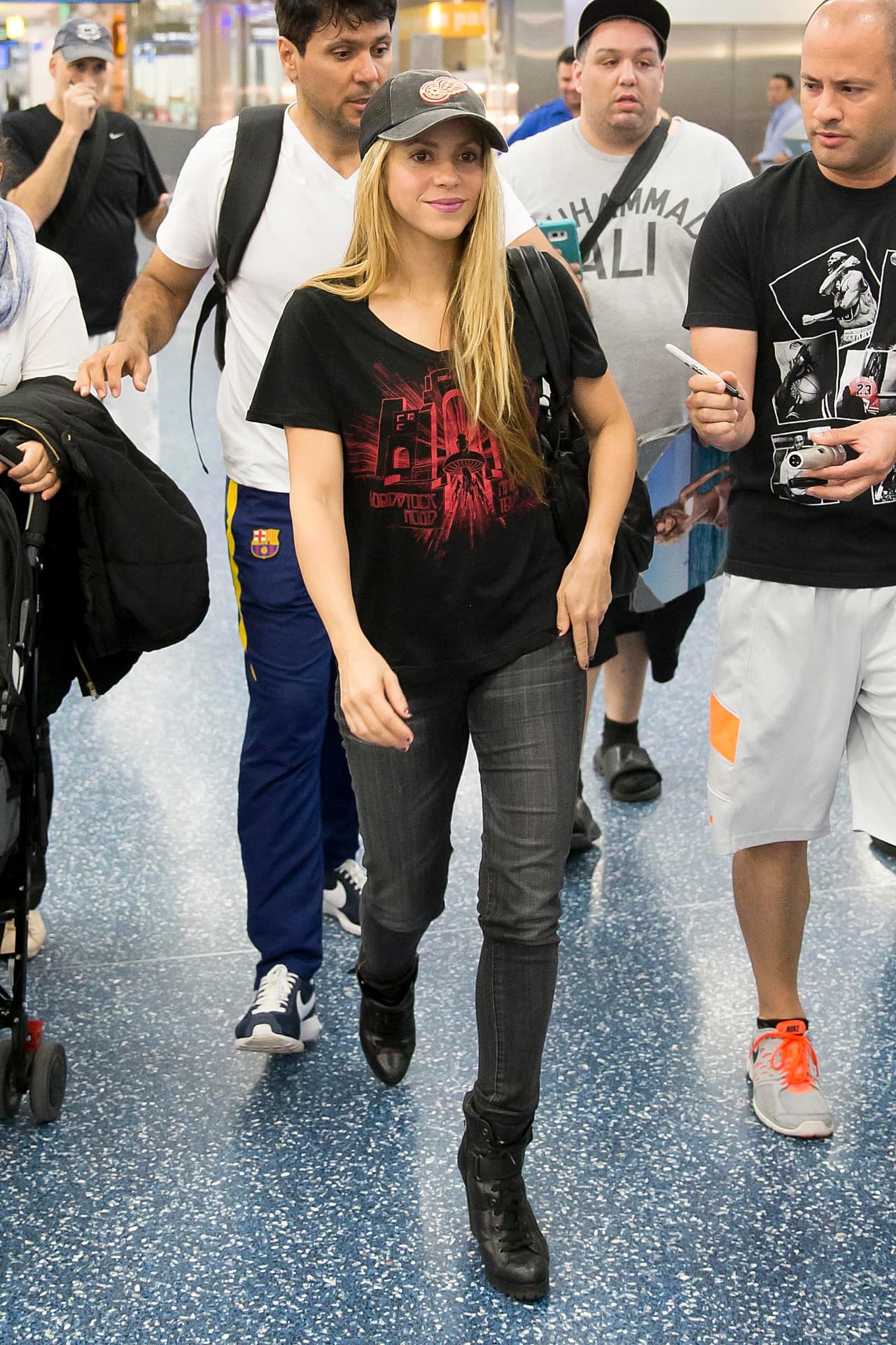 Y claro que no faltó el fan que se acercó a robarle un autógrafo.