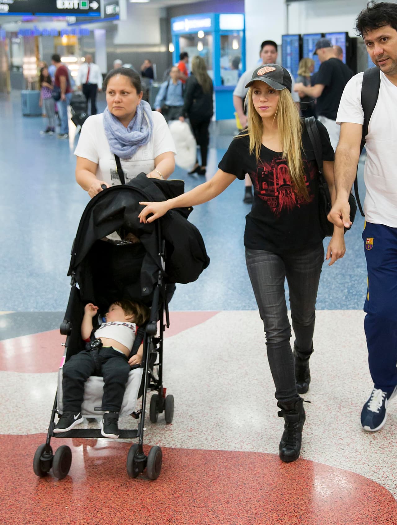 En el fondo la colombiana sigue siendo la misma mujer sencilla. Eso sí, no viaja sin su hermano, quien es quien la ayuda en todo.
