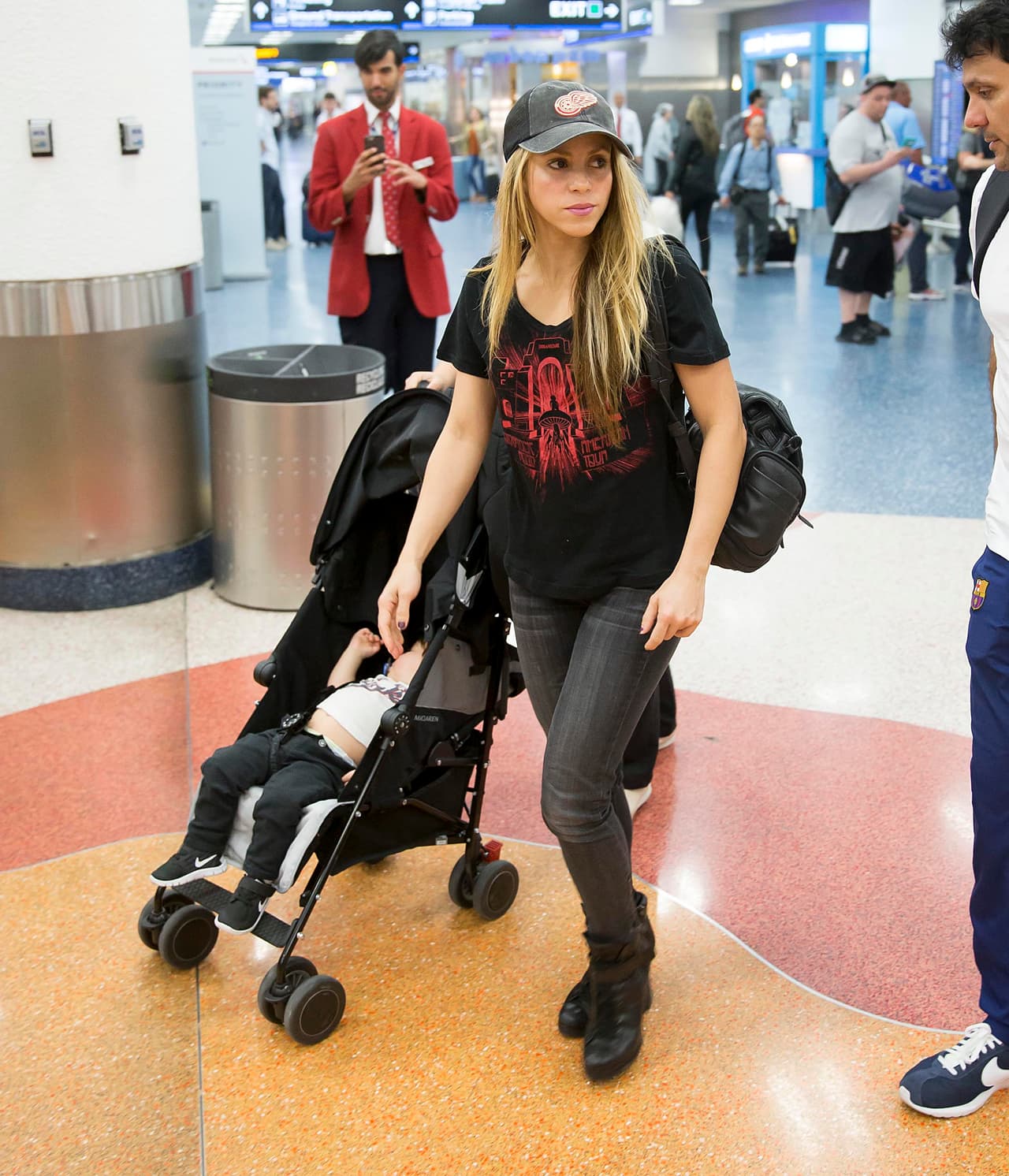 Pero así de sencilla viaja la colombiana, sin tener que esconderse bajo los lentes de sol, como hacen las grandes estrellas.