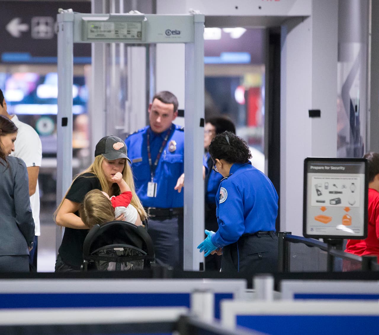 Lo mejor es que con dos pequeños y viajando desde Barcelona, Shakira se ve fresca y ecuánime.