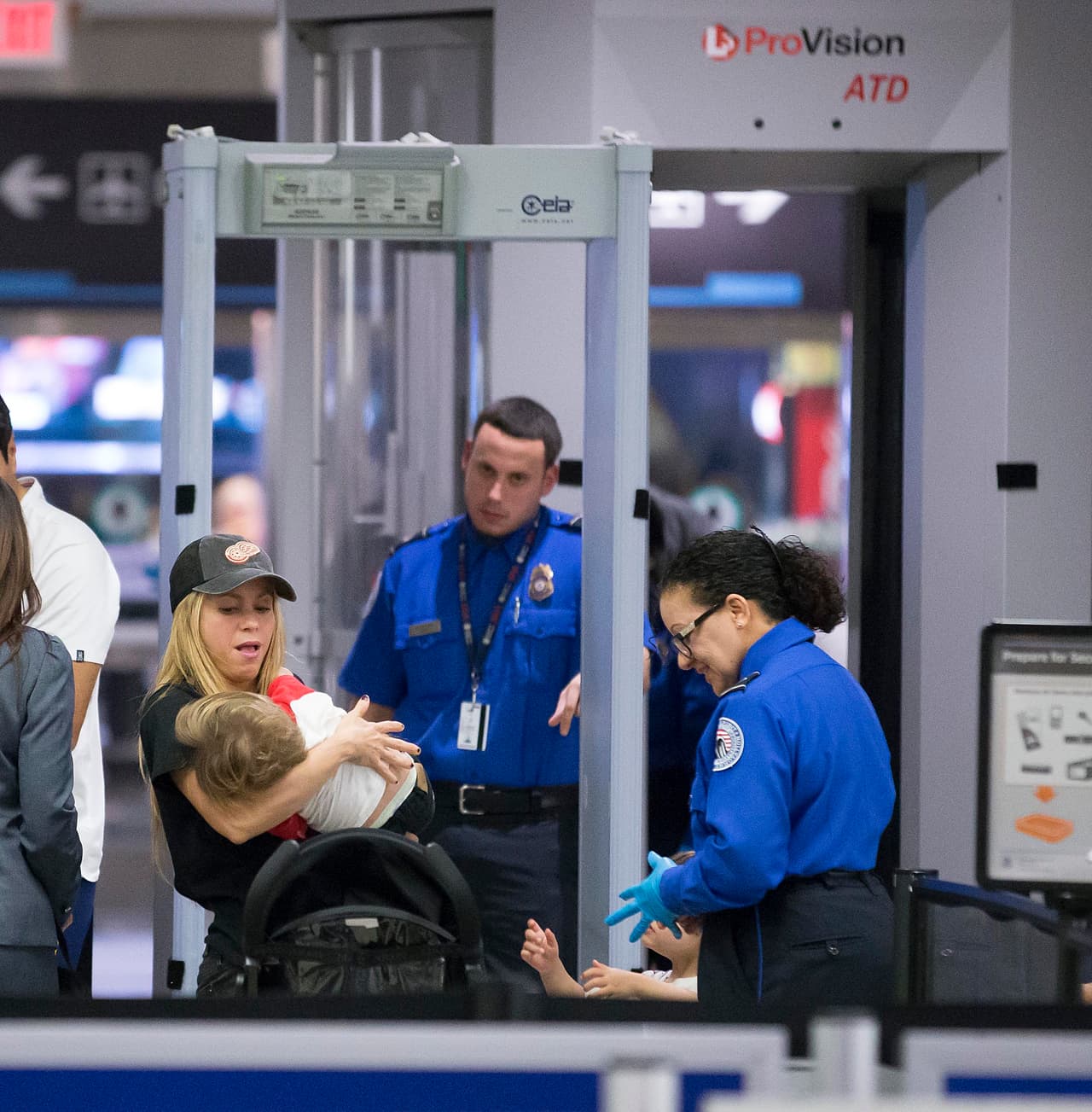 Entre la aduana y el equipaje, Shaks se las arregló para no interrumpir el sueño de sus pequeños.