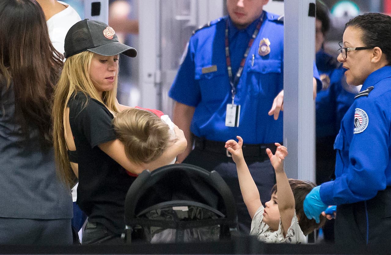 Y dentro de todo se las ingenia para mantenerse en el ojo público.