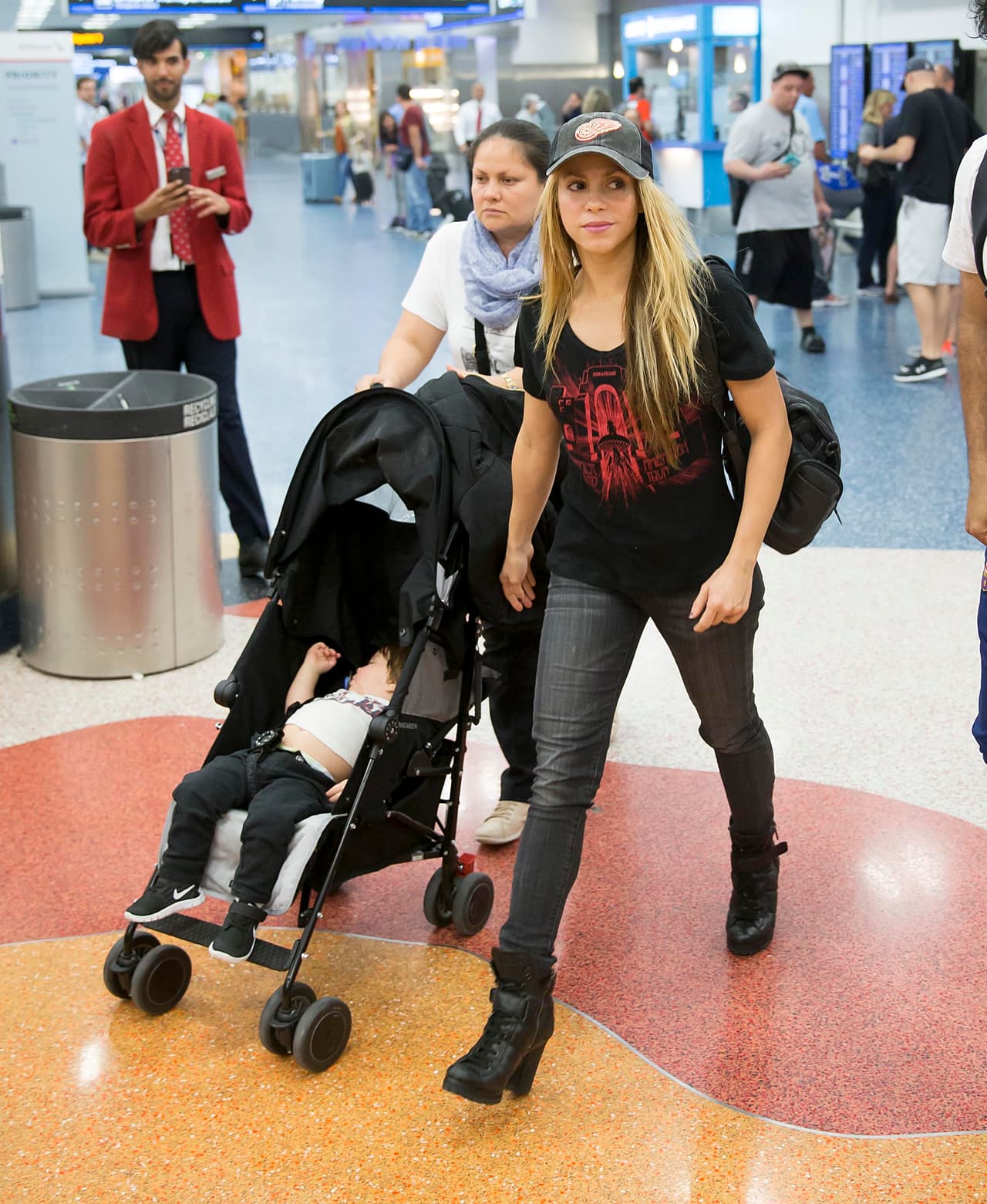 La cantante colombiana llegó acompañada de sus dos pequeños Milan y Sasha.