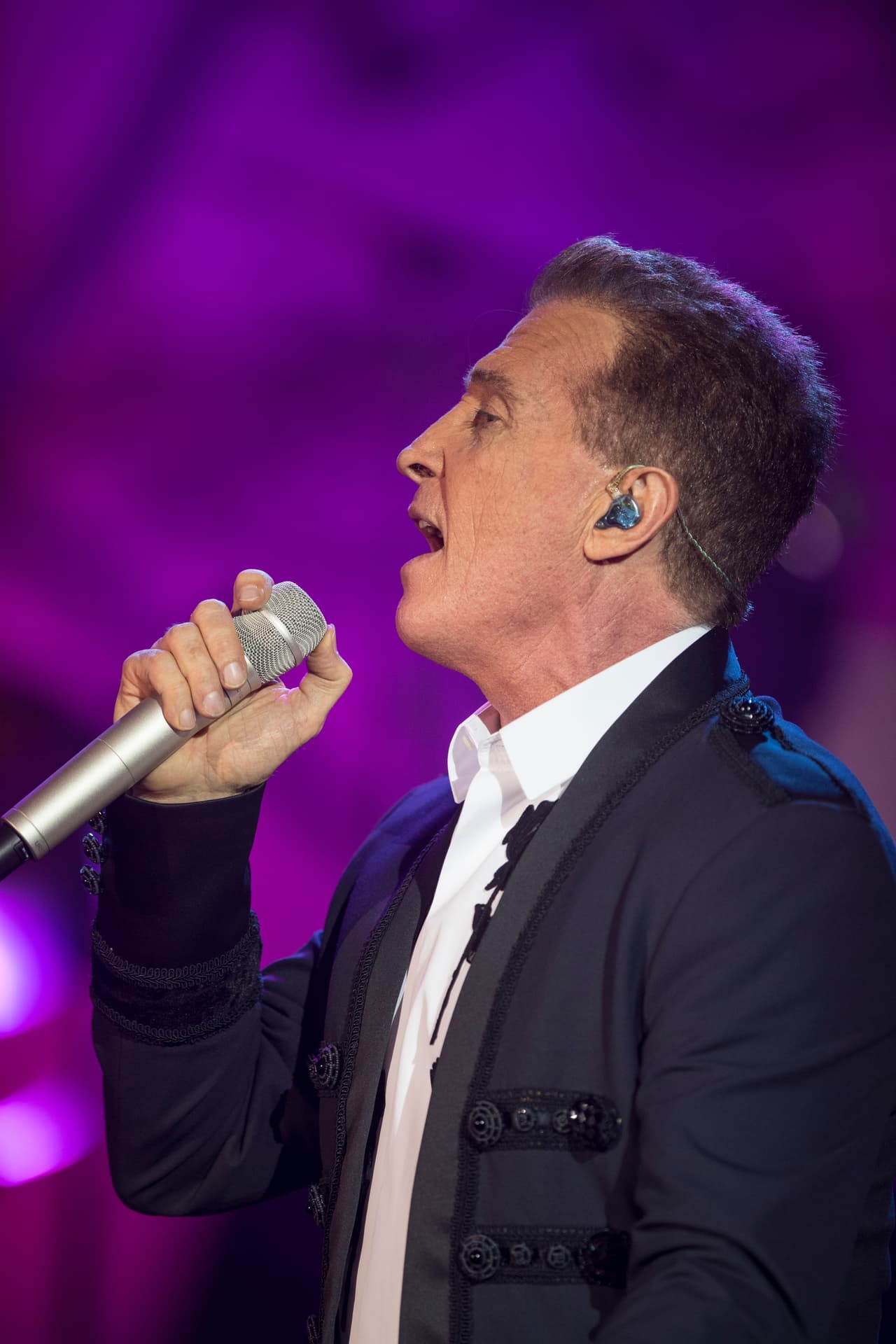 El intérprete de 62 años, cuyo nombre real es Jesús Emmanuel Arturo Acha Martínez, es un ícono pop latino con 40 años de trayectoria, 19 álbumes y éxitos que han traspasado varias décadas. De los cuales sólo seleccionó 17 temas para esta noche especial.