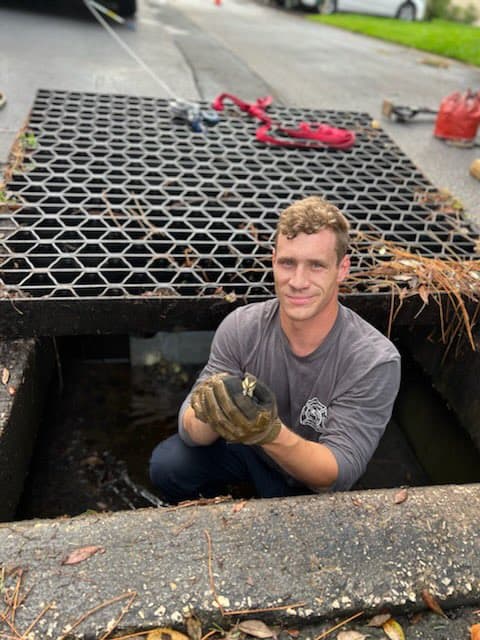 Bomberos del condado de Seminole rescataron a un pato bebé que cayó en un desagüe pluvial en Lake Mary, Florida.
<br>