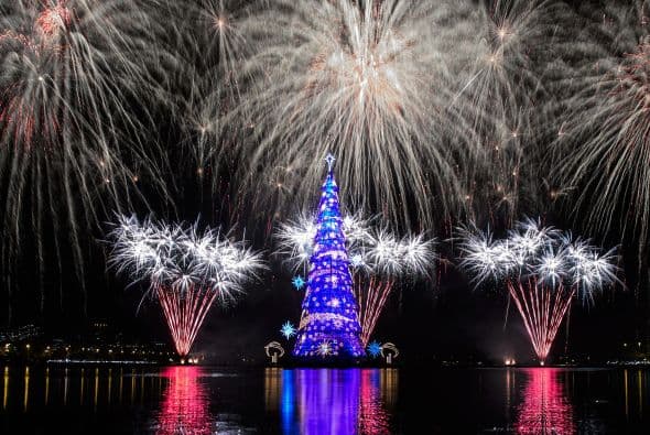 Este sin duda te sorprenderá más, se trata del árbol de navidad más grande del mundo flotante.