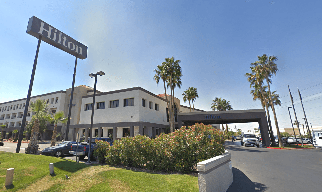 La compañía le pide a los participantes sigan todos los protocolos de seguridad que harían en el hogar o en el hospital para proteger al personal y otros huéspedes. 
<br> 
<br> 
<b>Hotel: Hilton Phoenix Airport, ubicado en el 2435 S. 47th St.</b>
<br>