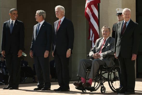 Este 25 deabril de 2013, Obama y los expresidentes republicanos George H.W. Bush y George W. Bush aparecieron juntos en el escenario al lado de los exmandatarios demócratas Bill Clinton y Jimmy Carter.