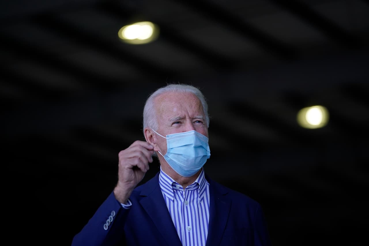 El vicepresidente y candidato demócrata Joe Biden y la senadora Kamala Harris visitan Arizona por primera vez en su campaña, a su llegada dieron unas declaraciones en un angar del aeropuerto.