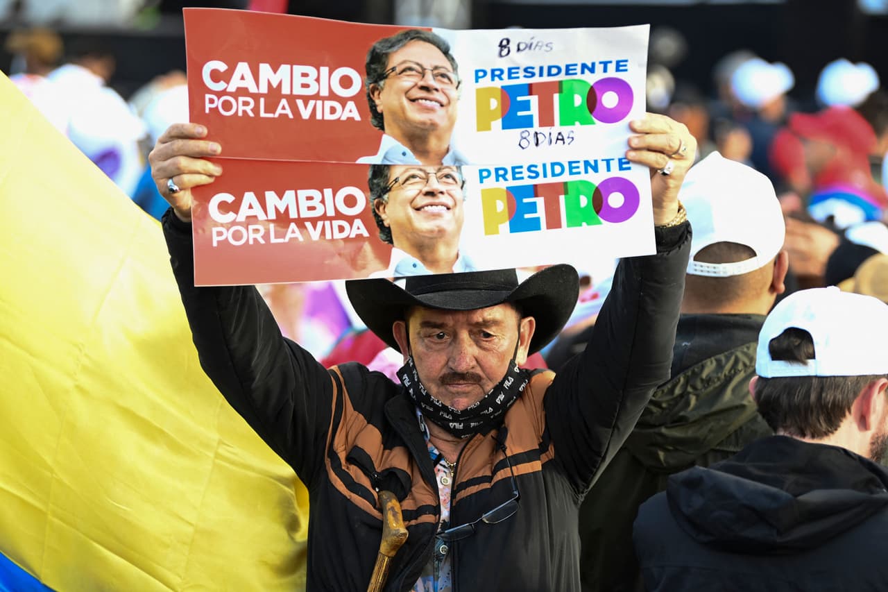 El senador Petro, exguerrillero y exalcalde de Bogotá de 62 años, lidera con el 41% aunque. Un escenario posible es que no cuente con los suficientes apoyos para evitar un balotaje, designado el19 de junio.
<b> De ganar, sería la primera vez que la izquierda conquista el poder en un país históricamente gobernado por élites conservadoras y liberales.</b>