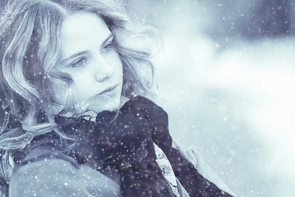 Durante algunos minutos (entre veinte y treinta), solo estarás así visualizando ese canal de energía. Seguramente se te presentarán imágenes o visiones de seres, etc. Esto es normal pues estás trabajando con las distintas dimensiones.