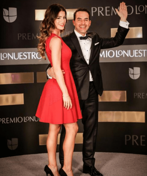 Aquí la bella pareja muy elegante para Premio Lo Nuestro