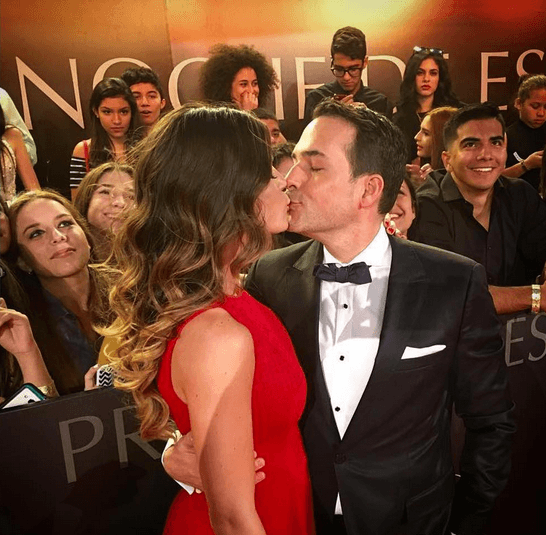 ¡Beso de impacto en la alfombra de Premio Lo Nuestro 2016!