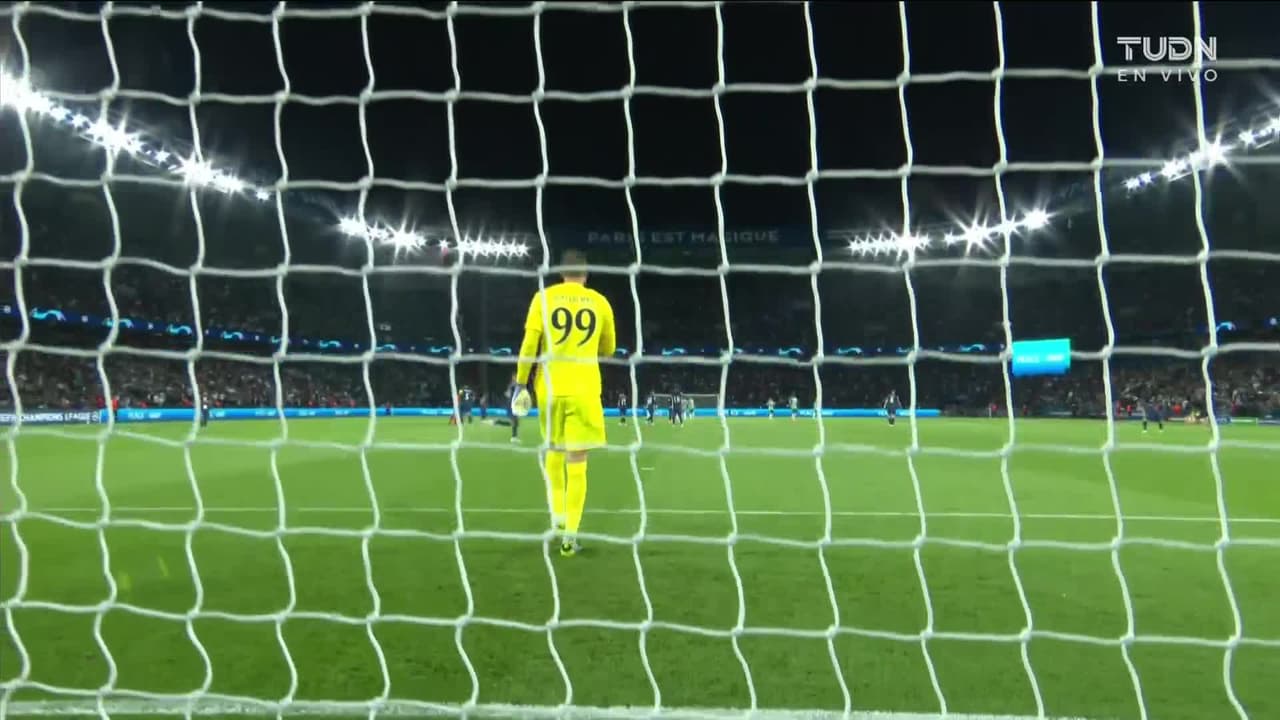 Arranca el partido y la pelota está en juego.