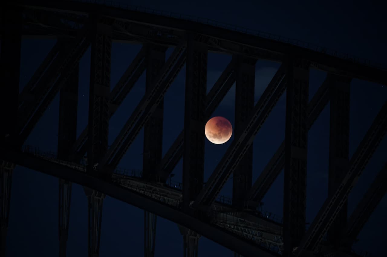 En Sydney, Australia, ya era 28 de julio cuando fue tomada esta imagen del eclipse lunar más largo del siglo XXI con una duración de 1 hora y 43 minutos.