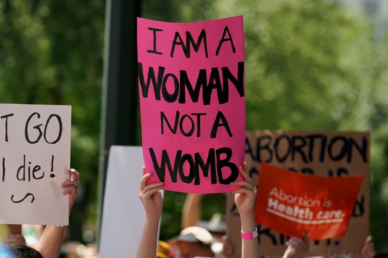 <b>"Soy una mujer, no un útero",</b> reclama esta mujer con su pancarta en Austin.