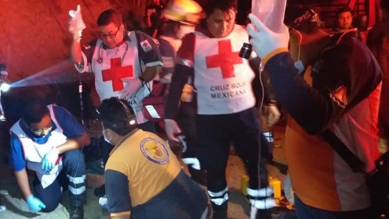 Mueren al menos 25 inmigrantes centroamericanos al volcar un camión en una carretera en México