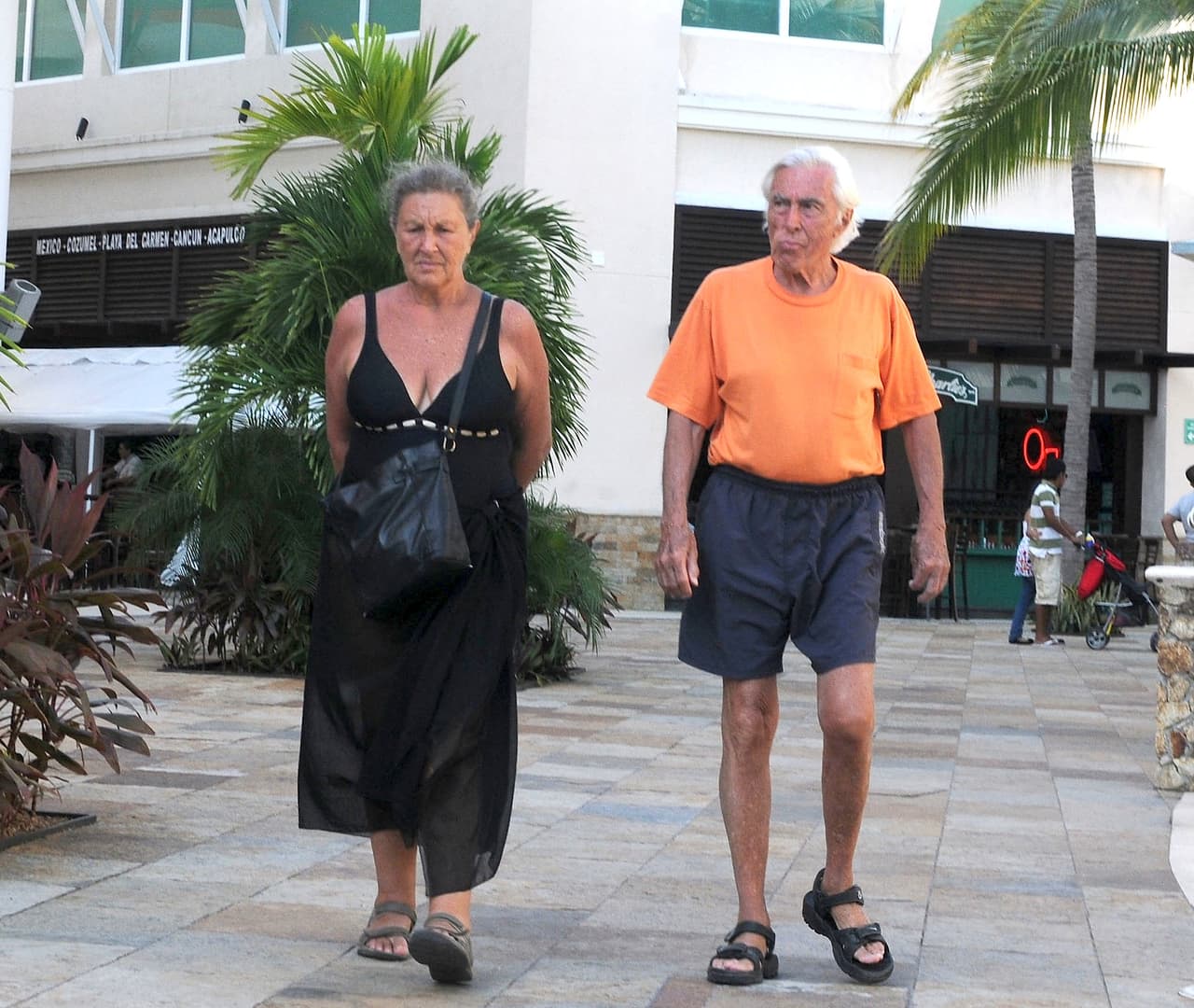 Tras el nacimiento de los dos primeros hijos de la pareja, Guillermo y Alejandro, el actor y su esposa tuvieron dificultades económicas. "Pasamos momentos díficiles, pero siempre prevaleció un amor muy profundo, muy sincero, que nos ligó y nos liga toda la vida. Creo que los problemas económicos son más fáciles de resolver que otro tipo de problemas", declaró el actor.