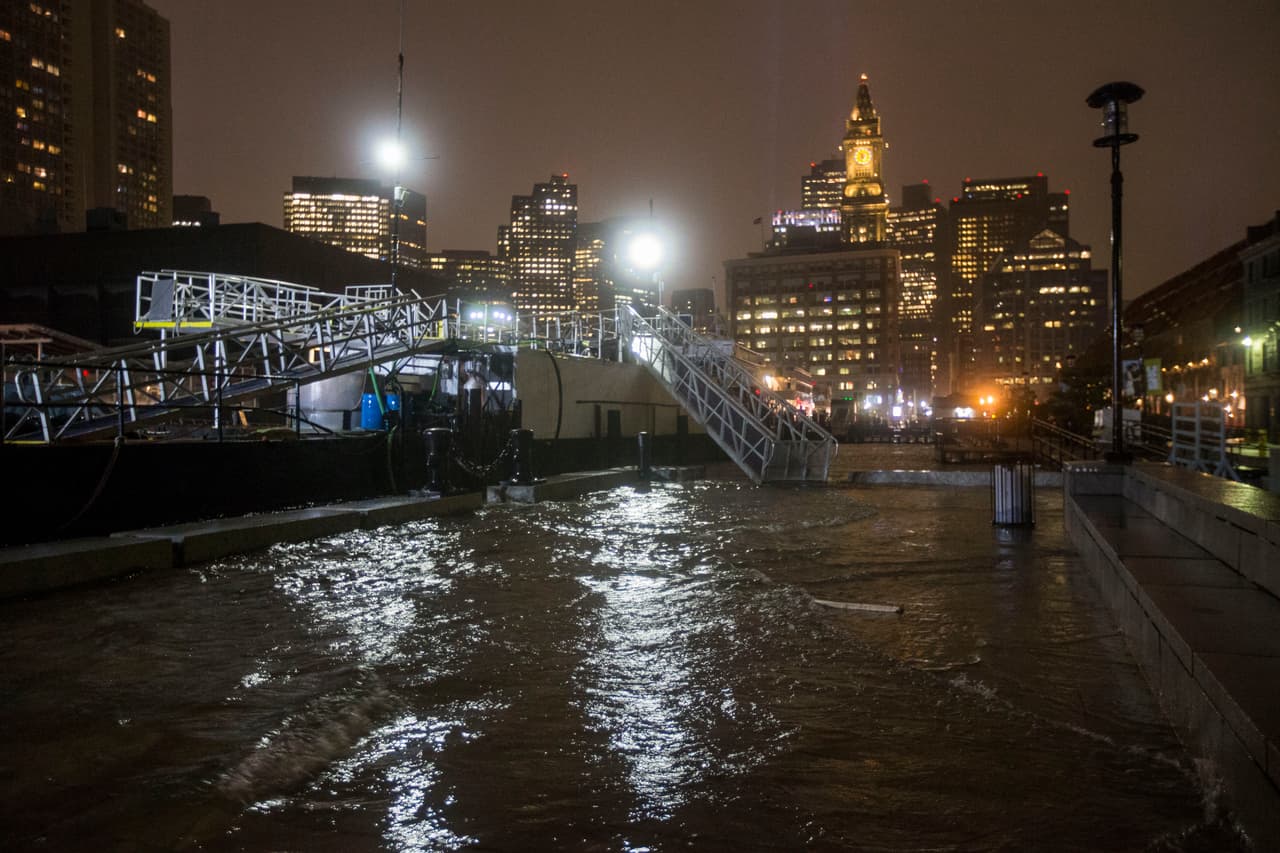 Según el sitio web Science News, la ciudad de Boston está instalando un muro de inundación desplegable a lo largo de East Boston Greenway y se está elevando una sección de Main Street en Charlestown para proteger el vecindario adyacente. 
<br>
<br>El alcalde Martin Walsh ha prometido el 10 por ciento del presupuesto de capital de $ 3.49 mil millones de la ciudad en 2020 para proyectos de resiliencia.