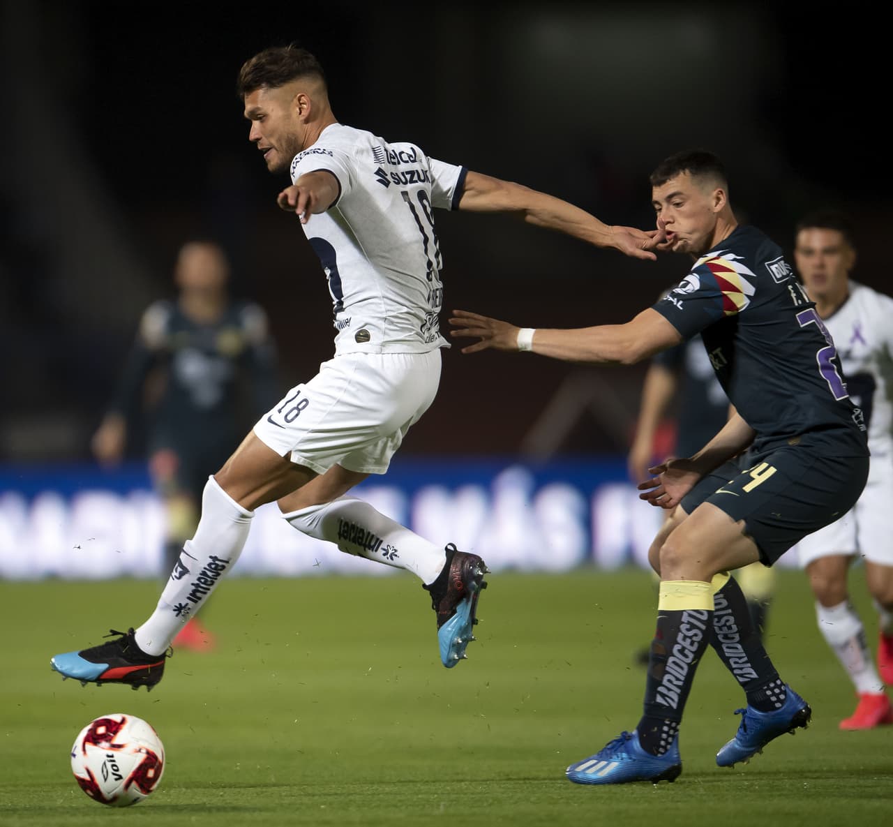 Nicolás Freire da un manotazo por accidente al uruguayo Federico Viñas.