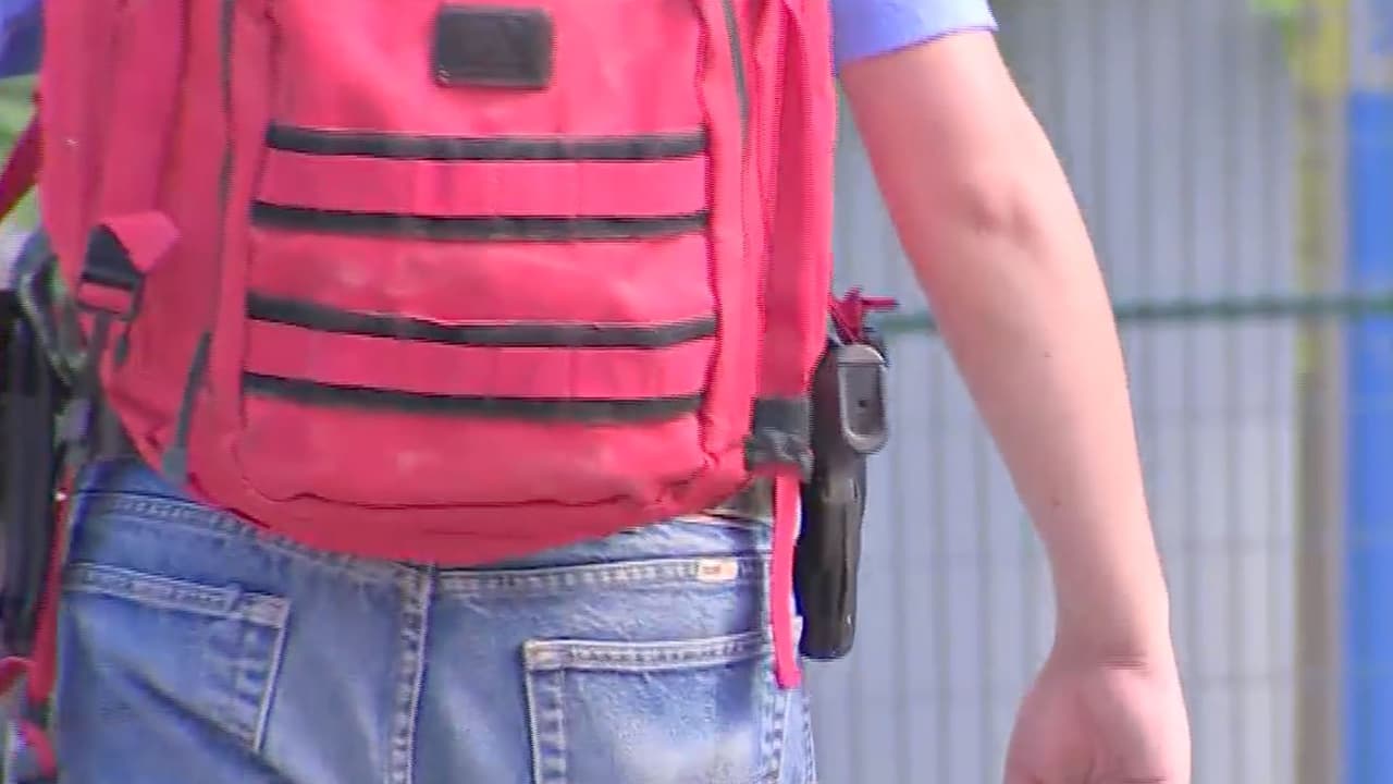 Abuchean e insultan a un hombre que salió armado de la convención NRA en Houston