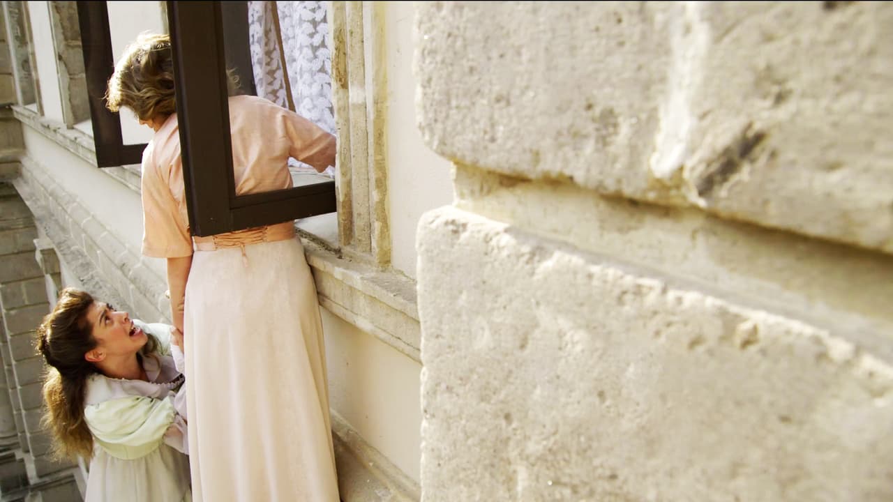 Te tiene al borde de la muerte, te empujó desde el balcón.