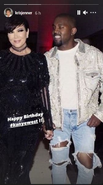 Kris Jenner también acudió a Instagram para felicitar al artista: 'Feliz cumpleaños Kanye West', escribió sobre la foto en la que aparece junto a West en la gala del Met en Nueva York.