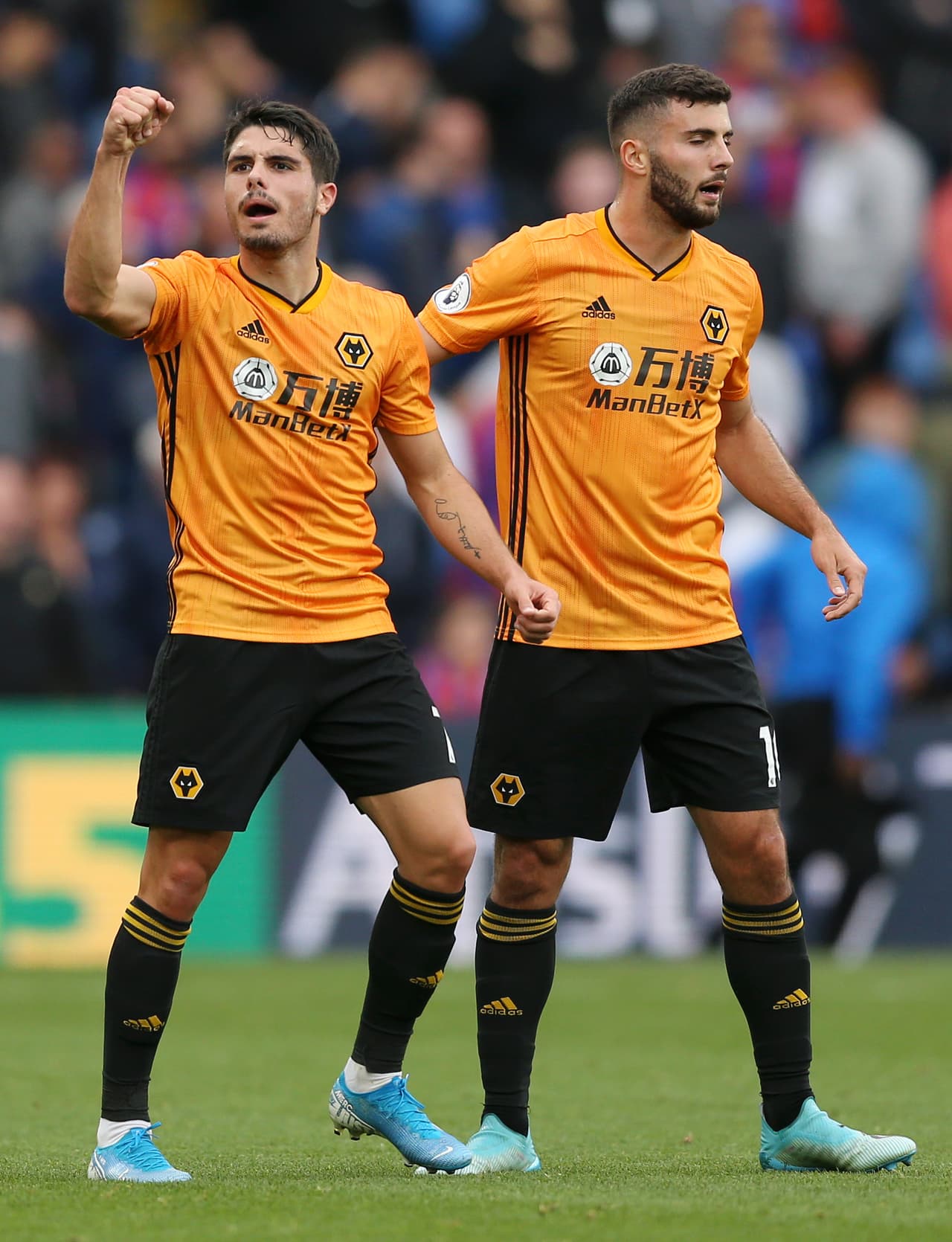 Pedro Neto de Wolverhampton Wanderers celebra con su compañero Patrick Cutrone el gol que les dió el empate.