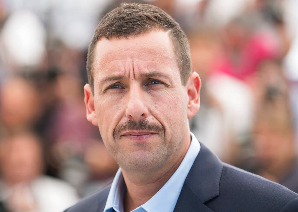 Adam Sandler posa para los fotógrafos durante la sesión de fotos de una película.