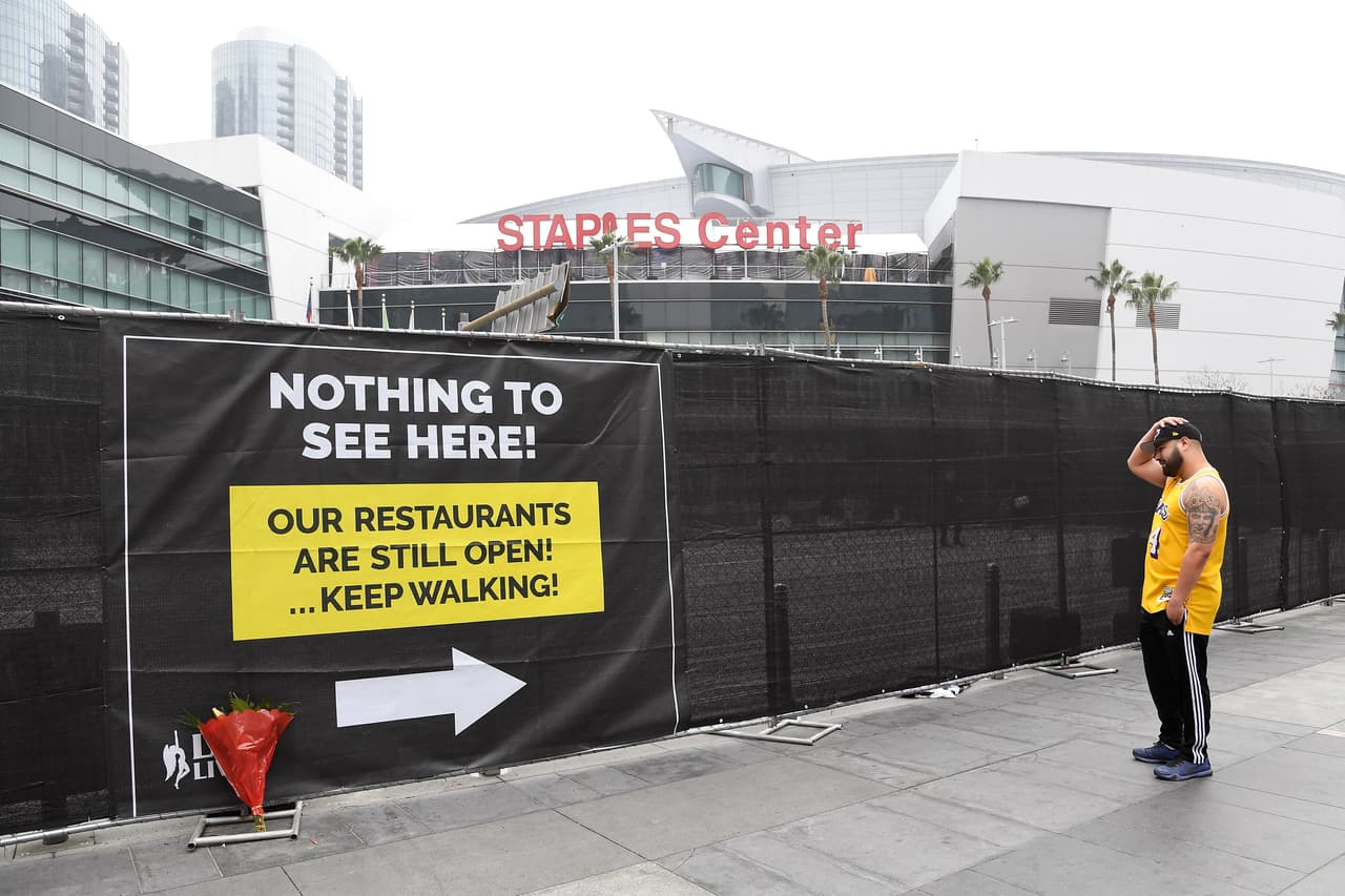 A lo largo del día, los fanáticos siguieron llegando al gimnasio donde jugó Bryant.