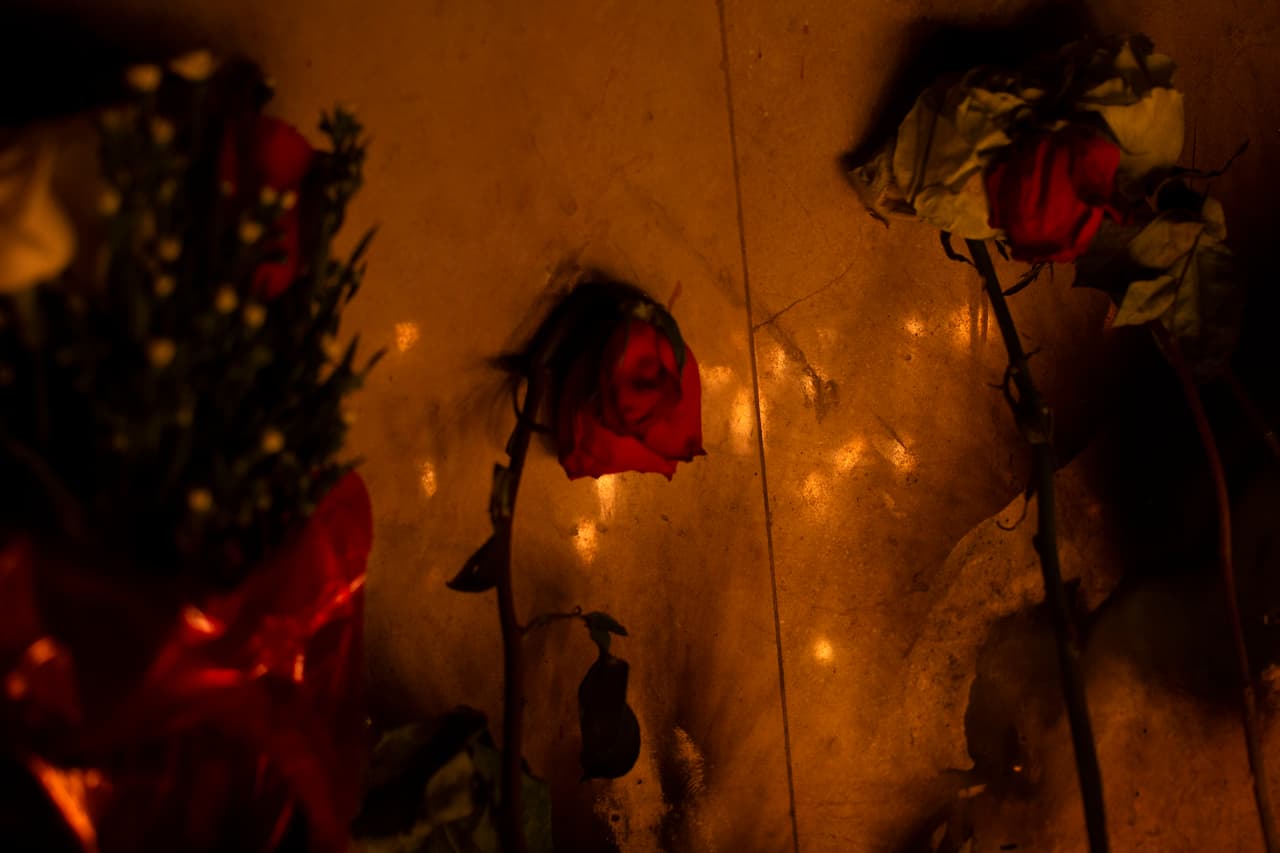 Detalles como rosas rojas fueron dejadas en el lugar donde ocurrió el 
<b><a href="https://www.univision.com/noticias/america-latina/un-feminicidio-en-ecuador-desata-agresiones-insultos-y-persecucion-a-inmigrantes-venezolanos">crimen en el centro de la ciudad de Ibarra</a></b>, el mismo sitio donde la Policía intentó sin éxito reducir al asesino de la mujer a la que la tuvo como rehén durante 90 minutos.
