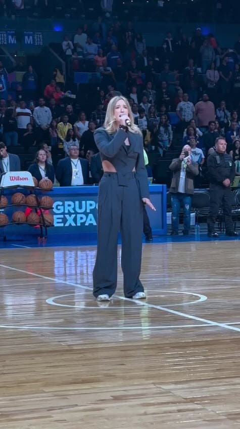 Mía Rubín canta el himno de México.