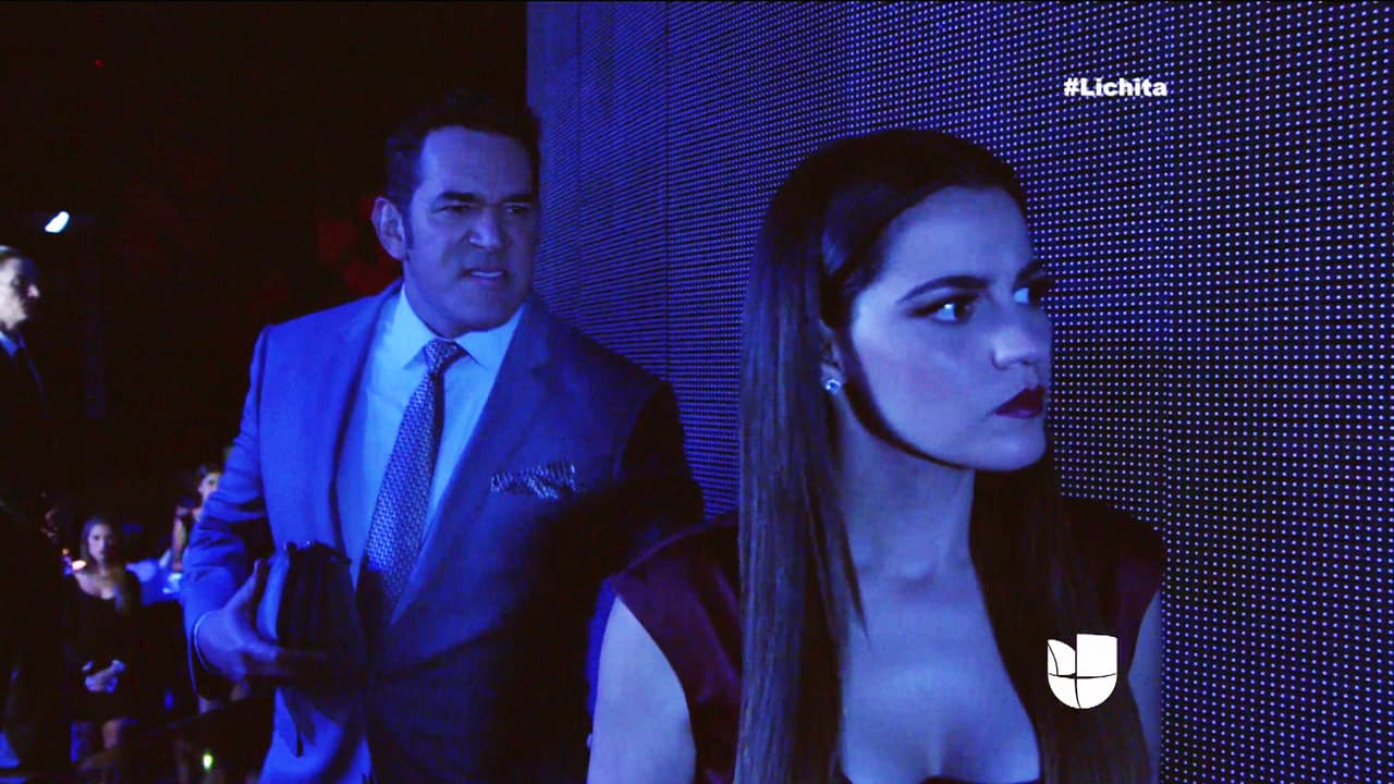 Ahora hasta quiso aprovecharse de Alicia y robarle un beso.