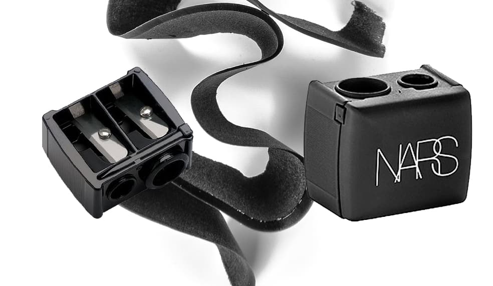 7. SACAPUNTAS NARS, Nars, $6 dólares | Perfecto para sacarle punta tanto a los lápices delgados -como los delineadores- como a los gruesos para los labios. ¿Por qué lo amamos? Porque viene con una pequeña tapa que permite que lo lleves en la cosmetiquera sin preocuparte porque los residuos de los productos afilados manchen el resto de tu maquillaje. Además, el filo de su cuchilla dura, literal, años.