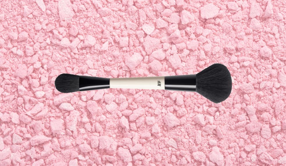 12. BROCHA PARA POLVO Y BASE DE MAQUILLAJE, H&M, $9.99 dólares | Sus cerdas de origen sintético y doble cepillo distribuyen a la perfección el maquillaje. Un lado funciona para las texturas líquidas, como la base de maquillaje y los correctores, mientras que con el otro aplicas los polvos en el rostro como el blush y el bronzer. Por ser dos en uno ahorras espacio (preciadísimo) en la bolsa de maquillaje.