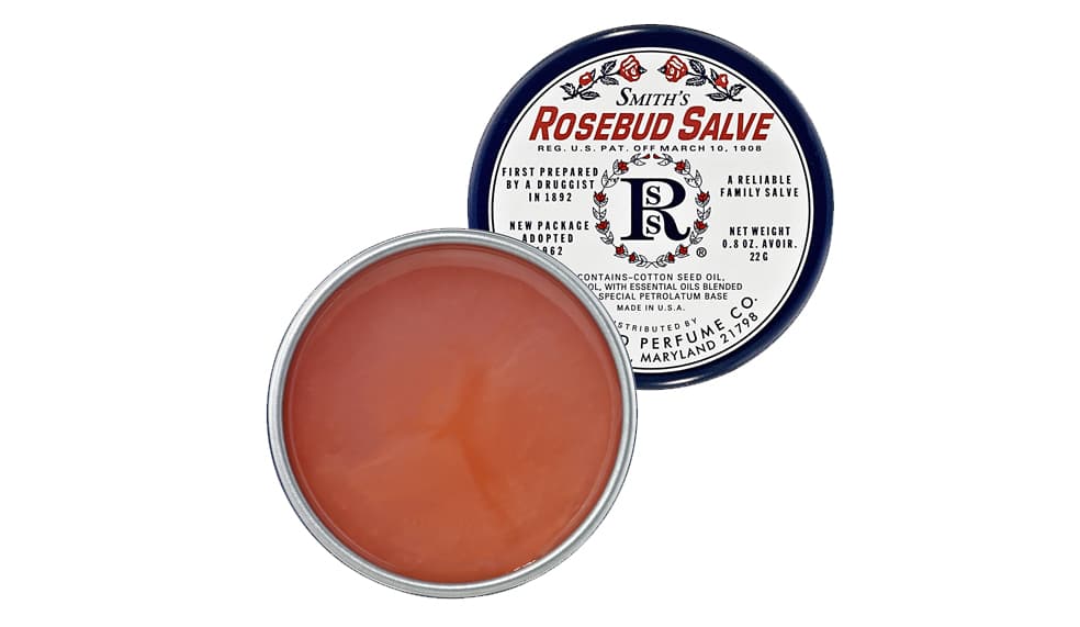 1. ROSEBUD SALVE, Sephora, Smith’s, $6 dólares | Este bálsamo es uno de los productos de culto de los makeup artists profesionales, quienes lo aplican para humectar los labios de las modelos. Lo ponen antes de empezar con el resto del maquillaje, sin importar qué tipo de labial usarán después. Tip de insider: sus aceites también humectan la piel reseca de los tobillos, codos y de las cutículas.
