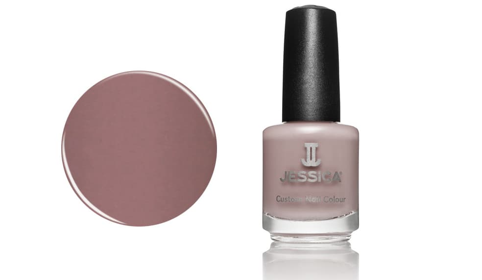 11. ESMALTE DE UÑAS INTRIGUE, Jessica, $9 dólares | Tiene el tono marrón ideal para las que tienden a buscar esmaltes de uñas en la gama de los neutros. Nos encanta por su excelente duración y no somos las únicas: este es uno de los tonos más vendidos en este momento.