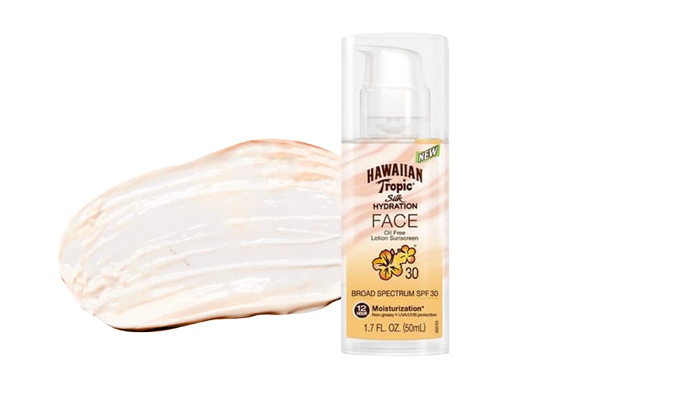 10. SKIN HYDRATION SUNSCREEN, Hawaiian Tropic, Target, $7.99 dólares | En un mundo ideal, el humectante y el protector solar son uno mismo. Nosotros lo encontramos. Gracias a la botella transparente se puede ver cómo se mezclan los dos productos al apretar el dispensador. Es ligero, libre de grasa, ideal para las pieles delicadas. ¿Por qué lo amamos? Por su acabado mate y nivel de protección de 30 FPS que lo hacen ideal para aplicarlo todos los días antes del maquillaje.