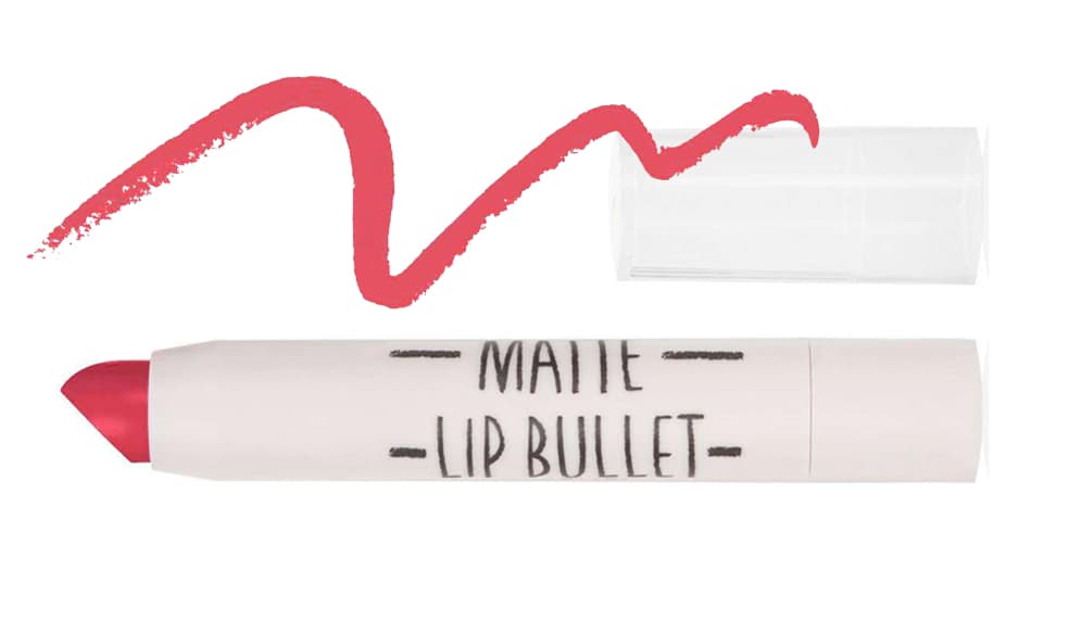 4. MATTE LIP BULLET, Top Shop, $10 dólares | Su fórmula humectante suaviza los labios mientras los llena de color. ¿Lo que más nos gusta? Que su acabado mate pigmenta y llena de color los labios pero sin el tipico problema de resecarlos. Para usarlo, solamente debes de girar la parte inferior y no es necesario sacarle punta.