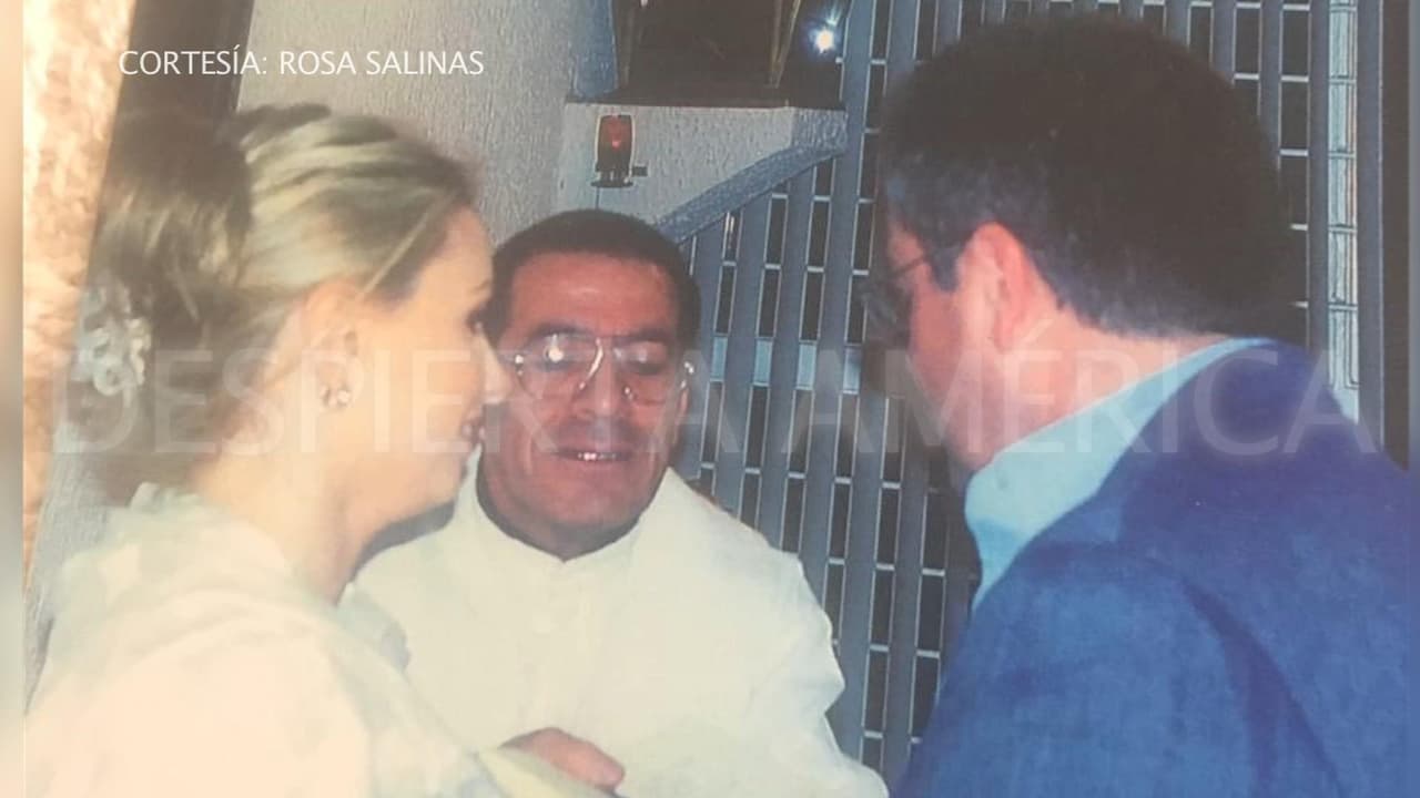 Además, las fotos revelaron que el padre Salinas no fue quien ofició la ceremonia, sino el párroco de la iglesia en aquél entonces.
<br>
