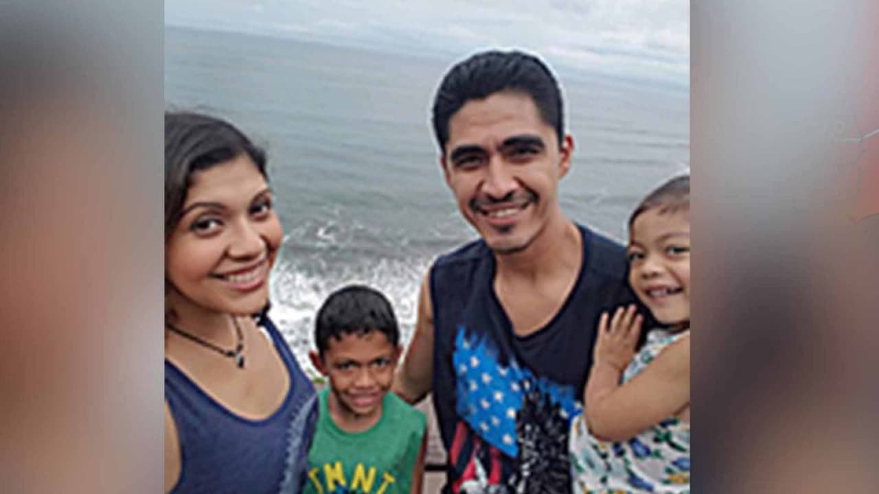 Rose Escobar vivió en carne propia la separación de su familia luego de que su esposo José fuera
<a href="https://www.univision.com/local/houston-kxln/cronica-de-una-deportacion-que-tuvo-un-final-feliz">deportado</a> a El Salvador. La mujer cuenta que esos momentos fueron tan traumáticos que su hija se quedó sin habla, sin embargo, no cesaron la lucha y dos años después José regresó a Houston, cuando su abogado Raed González logró que fuera elegible para obtener el perdón.