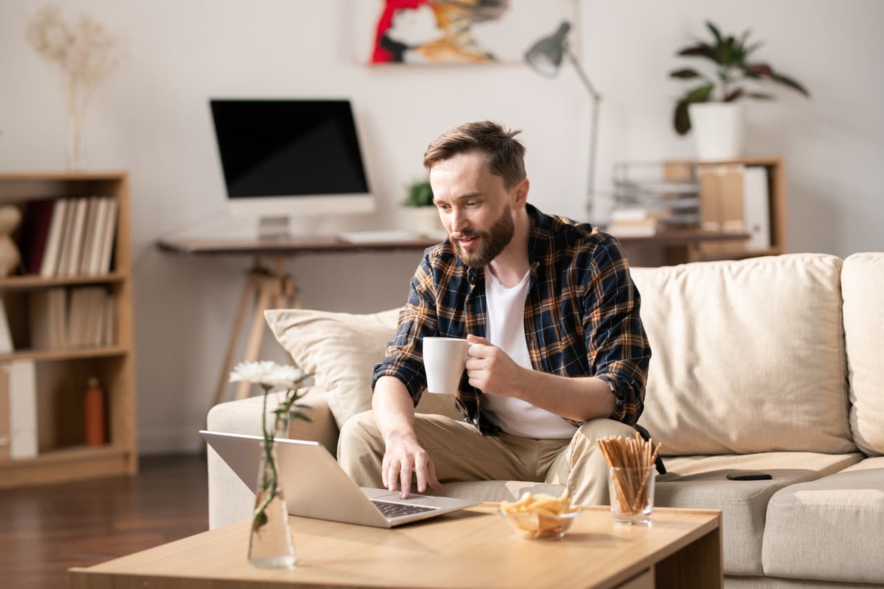 <b>Empleos en Ventas y Desarrollo Comercial</b>
<br>
<br>El trabajo en ventas no se destaca por ser muy lucrativo, sin embargo algunos puestos en este campo pueden estar sobre la media salarial nacional.
<br>
<br>
<b>1. Gerente de Desarrollo Comercial</b>
<br>Salario promedio: 74,349 dólares al año.
<br>
<br>Estos empleados crean planes para ayudar a sus empresas a generar más ingresos y mejorar las relaciones con los clientes.
<br>
<br>Cerca del 10% de estos trabajadores gana alrededor de 123,000 dólares al año.
<br>