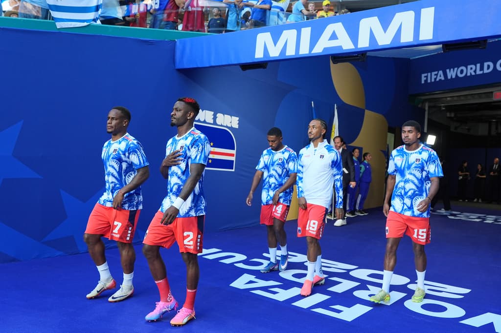 Jugadores de Cabo Verde salen al campo antes del partido.