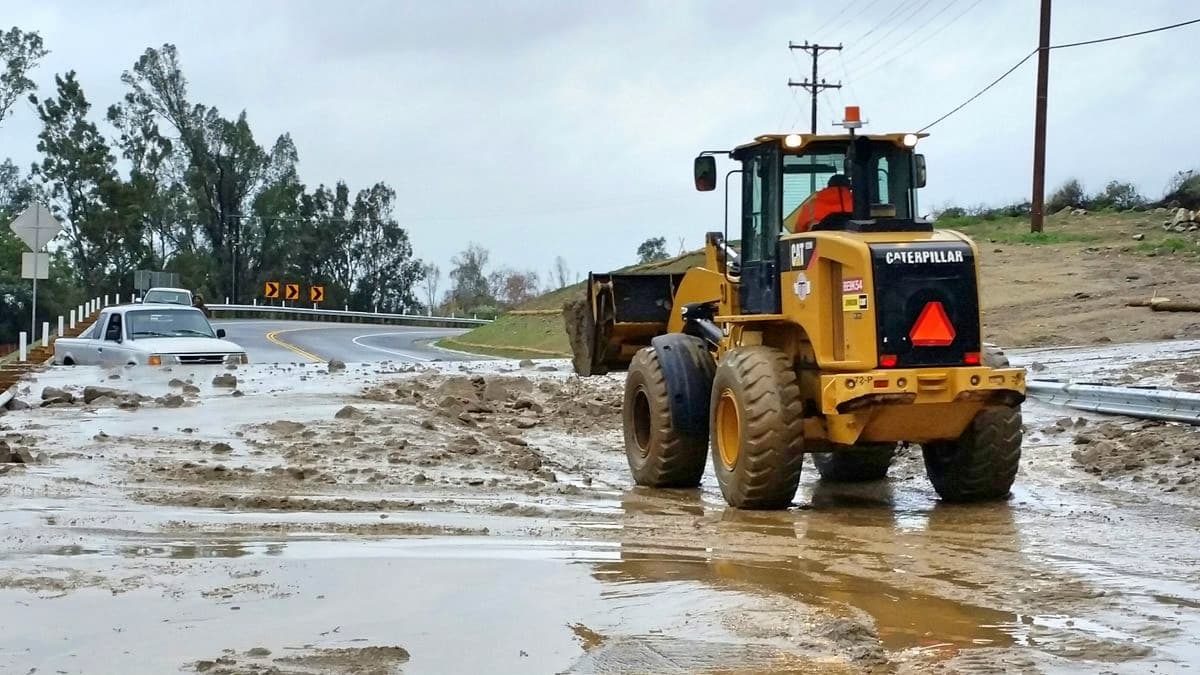 Torrenciales lluvias causan inundaciones y espectaculares cascadas en las montañas